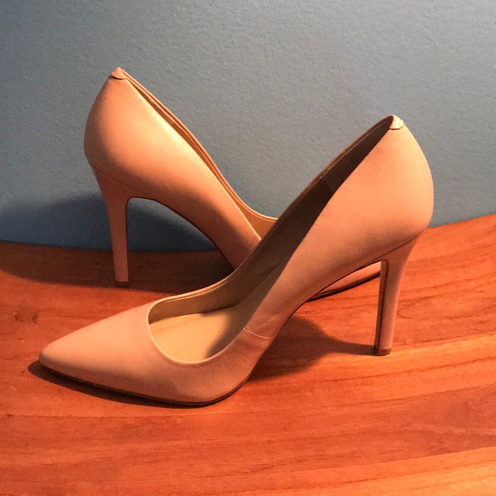 Stylish leather pumps in good condition. Size 9M